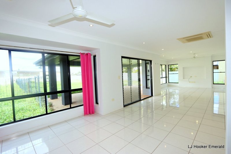 Photo - 16 Rogers Street, Emerald QLD 4720 - Image 6