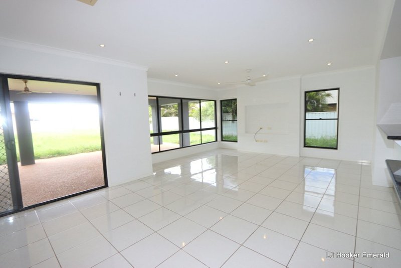 Photo - 16 Rogers Street, Emerald QLD 4720 - Image 8