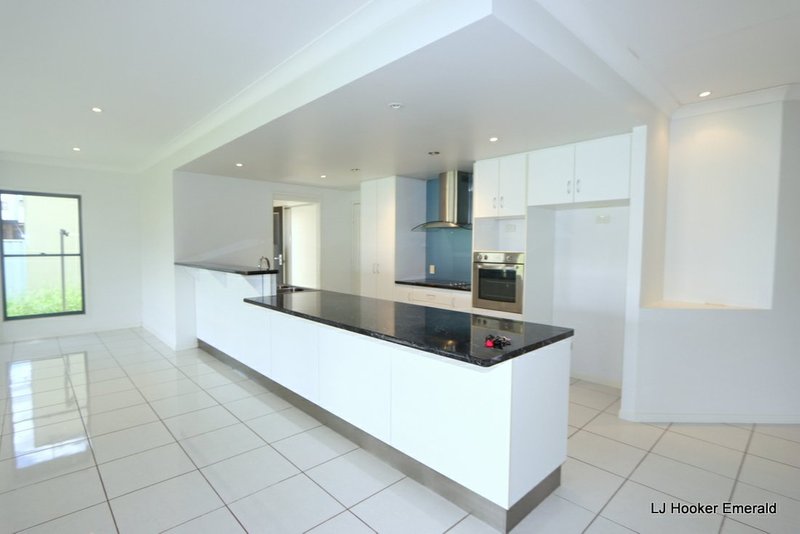 Photo - 16 Rogers Street, Emerald QLD 4720 - Image 9