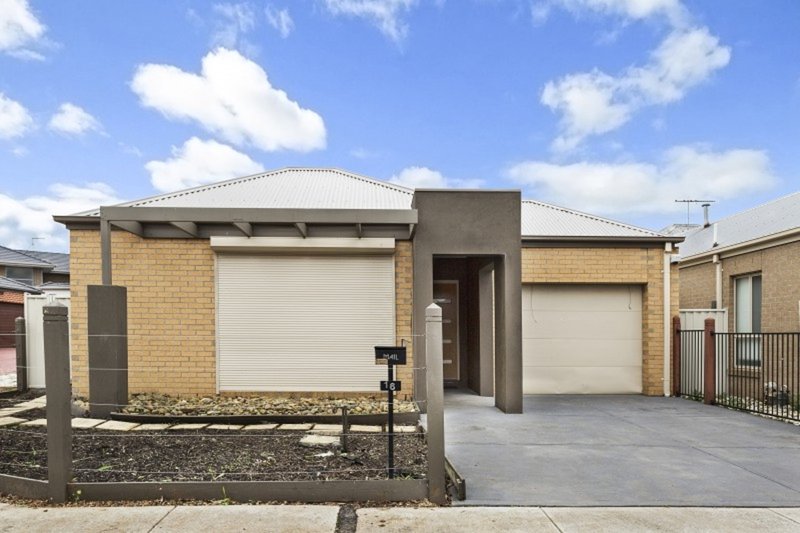 16 Rosella Crescent, Caroline Springs VIC 3023