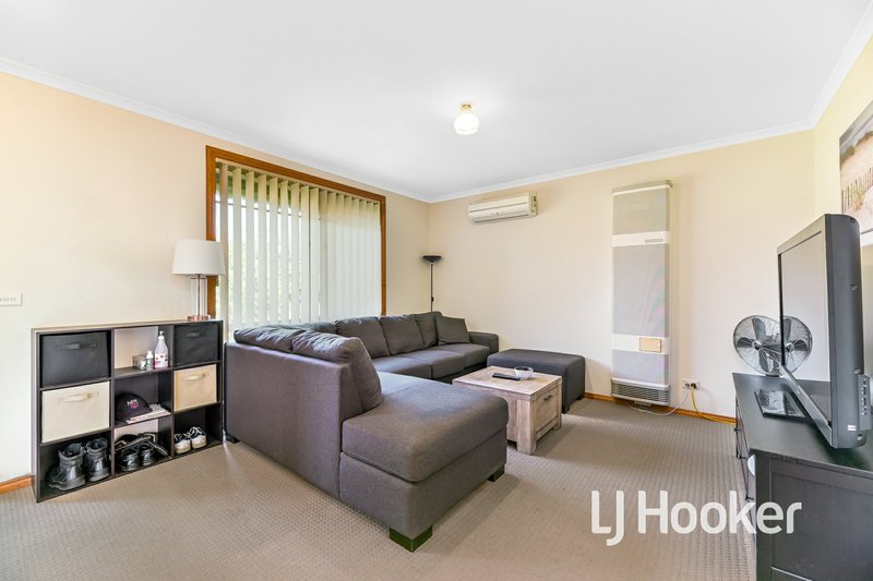 Photo - 16 Rossi Close, Pakenham VIC 3810 - Image 3