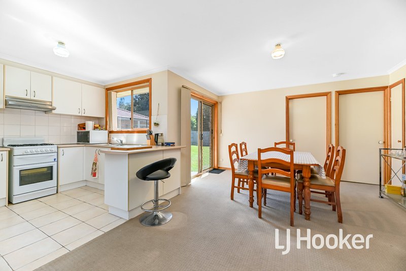 Photo - 16 Rossi Close, Pakenham VIC 3810 - Image 4