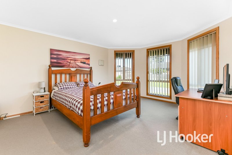 Photo - 16 Rossi Close, Pakenham VIC 3810 - Image 6