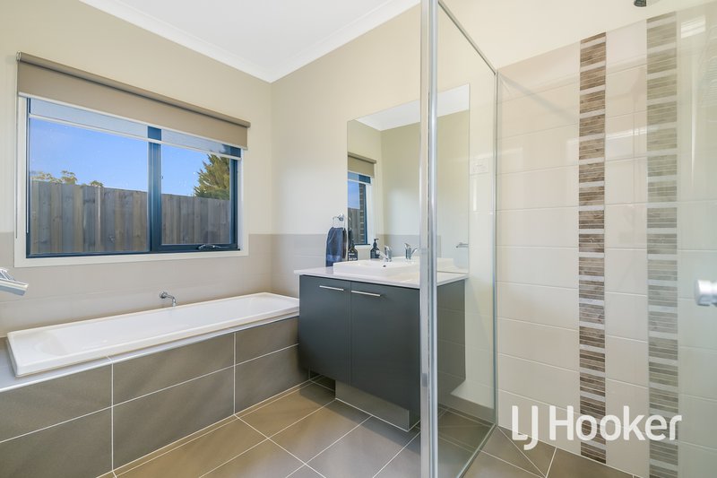 Photo - 16 Royanne Close, Bunyip VIC 3815 - Image 6