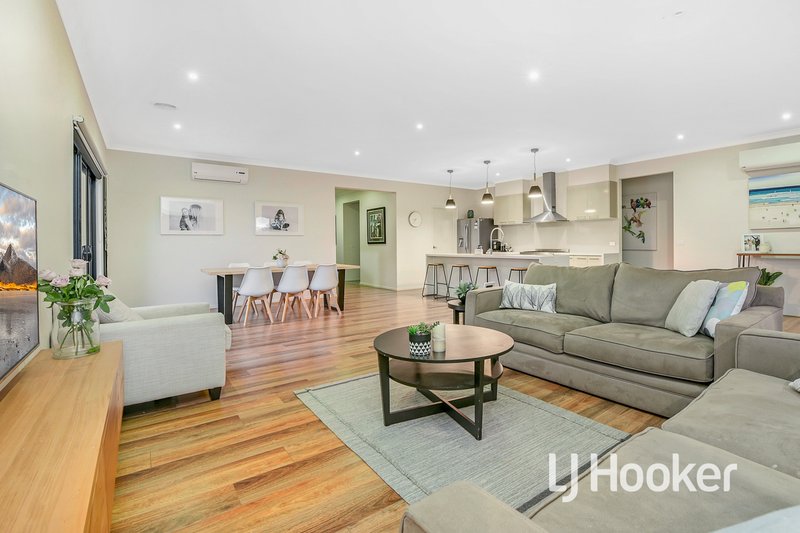 Photo - 16 Royanne Close, Bunyip VIC 3815 - Image 3