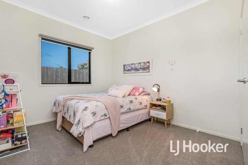 Photo - 16 Royanne Close, Bunyip VIC 3815 - Image 13