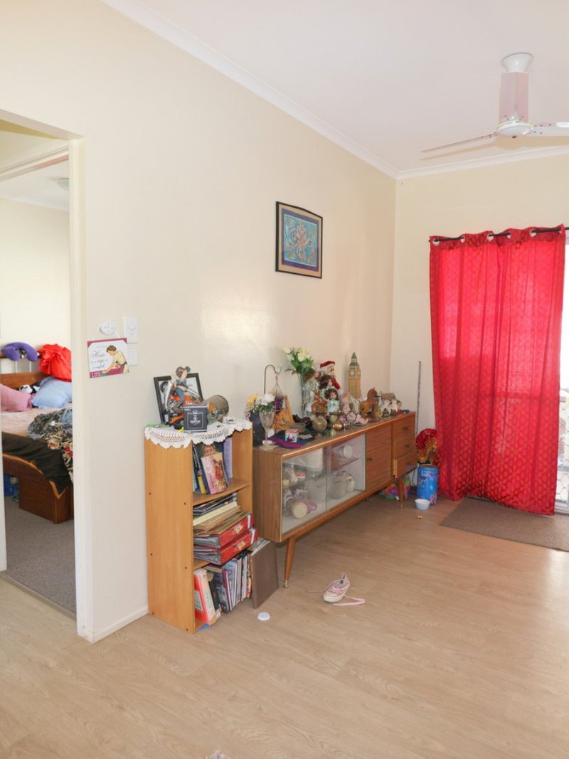 Photo - 16 Saffola Place, Emerald QLD 4720 - Image 3