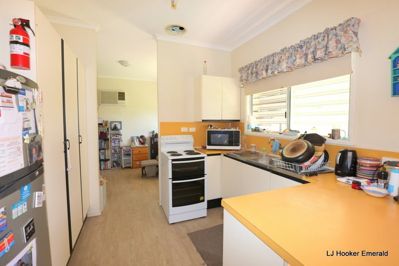 Photo - 16 Saffola Place, Emerald QLD 4720 - Image 6