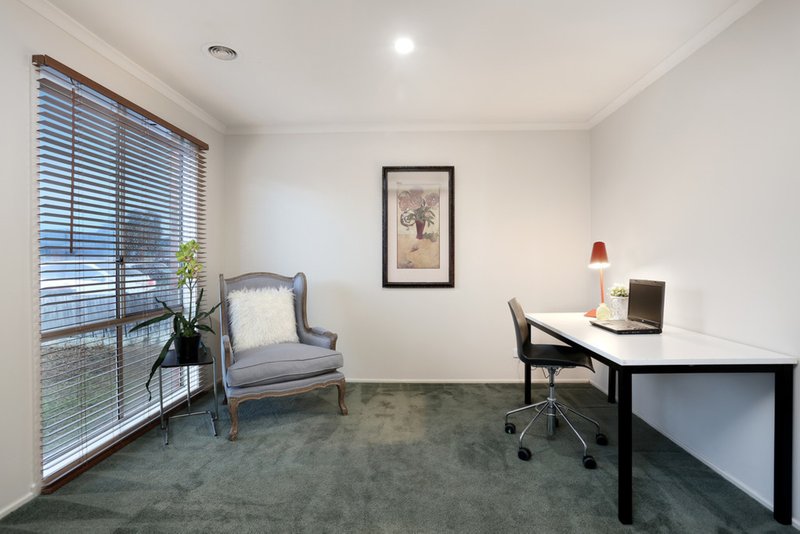 Photo - 16 Sandover Drive, Roxburgh Park VIC 3064 - Image 3