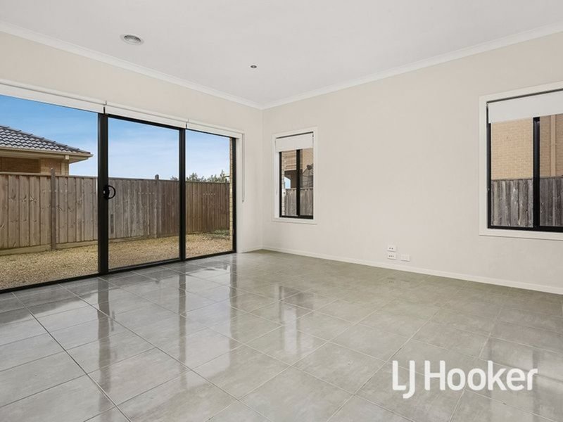 Photo - 16 Seafarer Way, Sanctuary Lakes VIC 3030 - Image 4