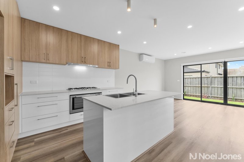 Photo - 16 Semilla Street, Clyde North VIC 3978 - Image 11