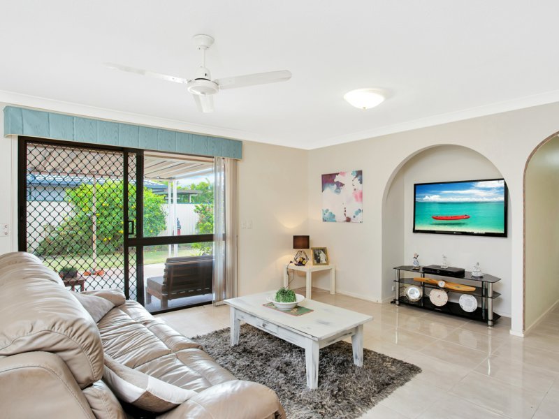 Photo - 16 Sequoia Close, Elanora QLD 4221 - Image 5