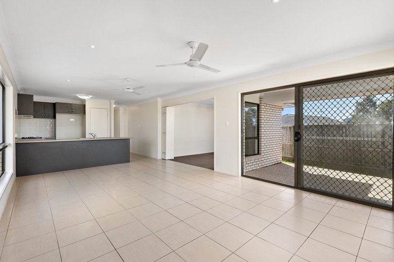 Photo - 16 Severn Crescent, North Lakes QLD 4509 - Image 4