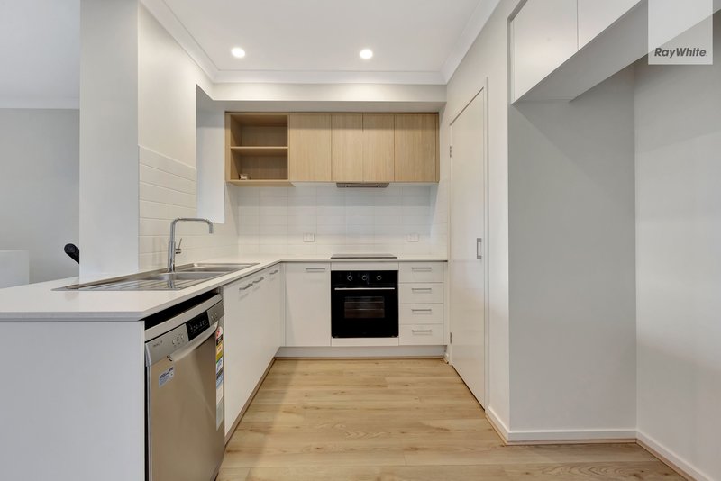 Photo - 16 Shingleback Walk, Mickleham VIC 3064 - Image 4