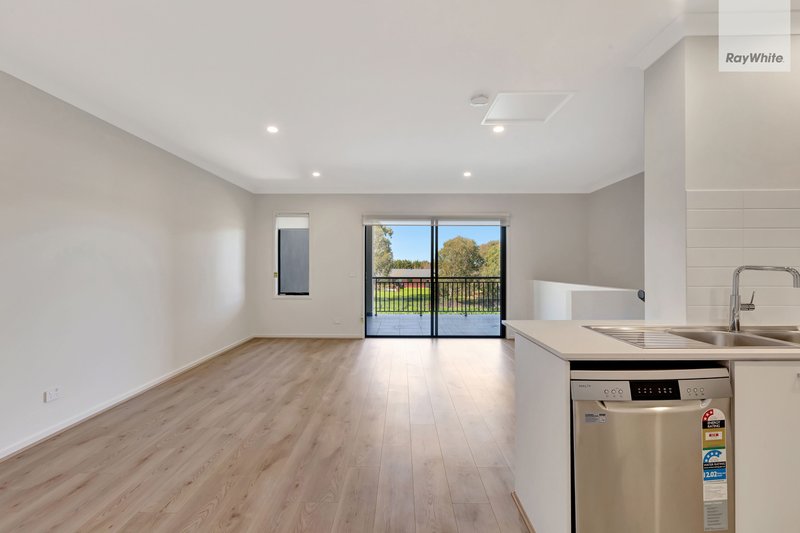 Photo - 16 Shingleback Walk, Mickleham VIC 3064 - Image 5