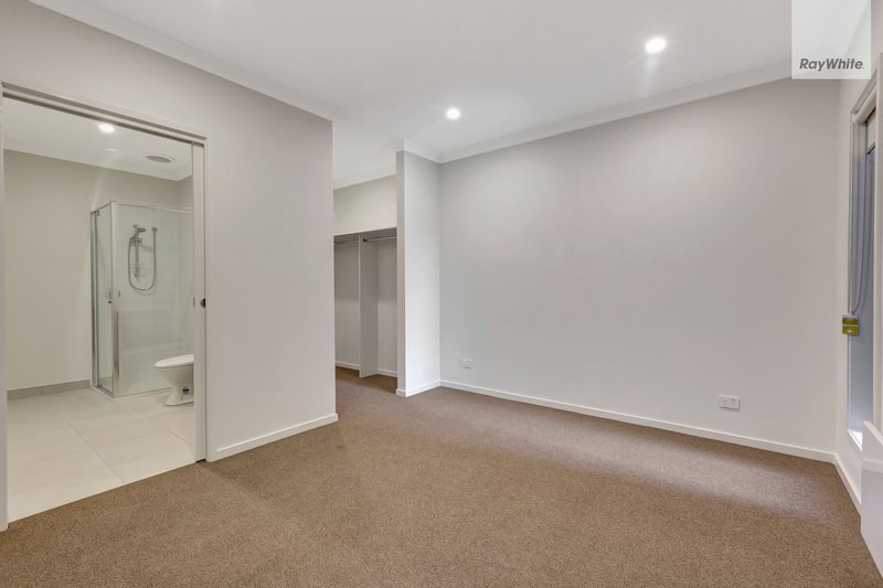 Photo - 16 Shingleback Walk, Mickleham VIC 3064 - Image 6