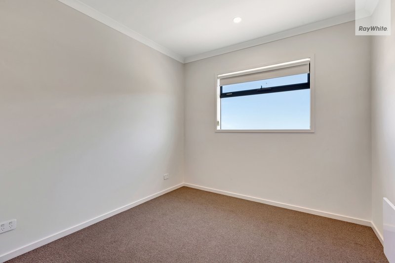 Photo - 16 Shingleback Walk, Mickleham VIC 3064 - Image 9