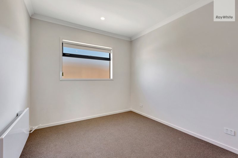 Photo - 16 Shingleback Walk, Mickleham VIC 3064 - Image 11
