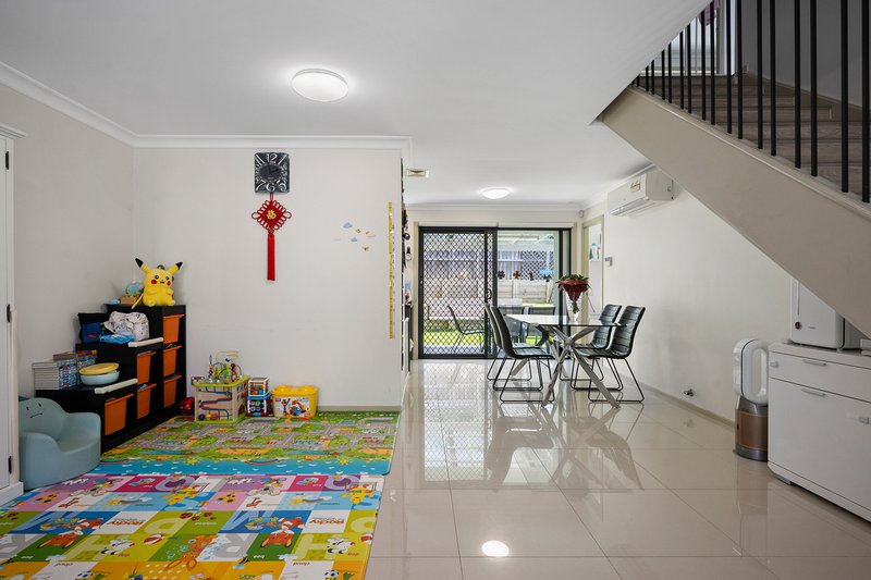 Photo - 16 Silver Ash Way, Thornleigh NSW 2120 - Image 5