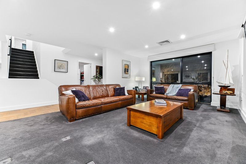 Photo - 16 Sim Street, Mount Waverley VIC 3149 - Image 3