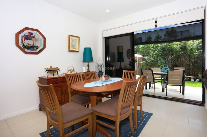 Photo - 16 Sorrento Street, Hope Island QLD 4212 - Image 4