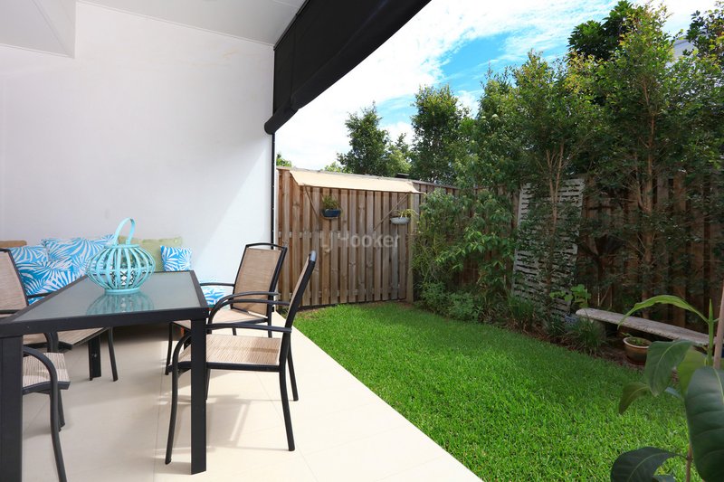 Photo - 16 Sorrento Street, Hope Island QLD 4212 - Image 5