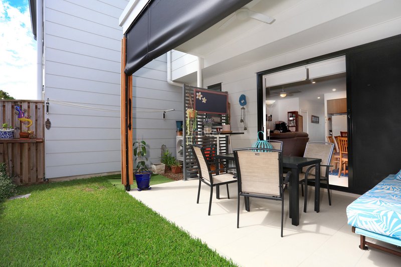 Photo - 16 Sorrento Street, Hope Island QLD 4212 - Image 6