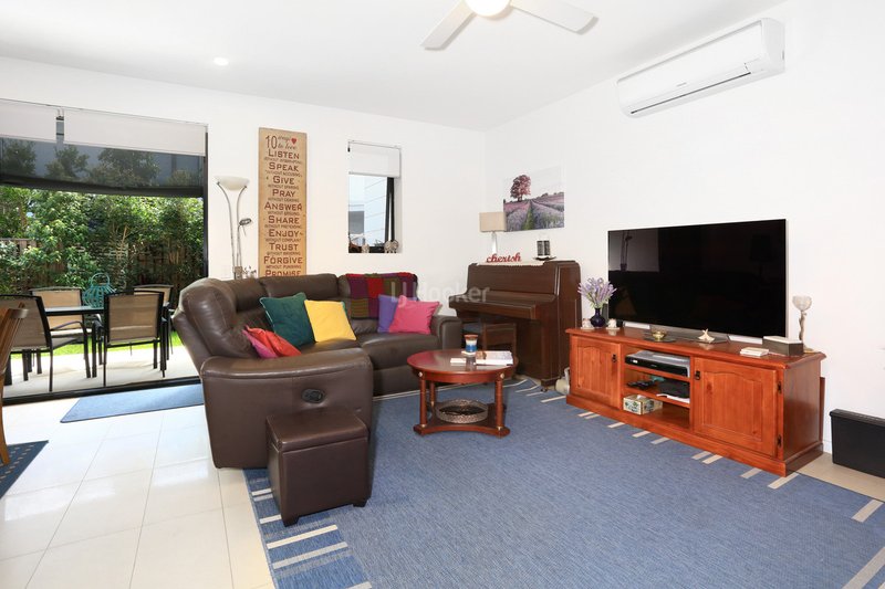 Photo - 16 Sorrento Street, Hope Island QLD 4212 - Image 9