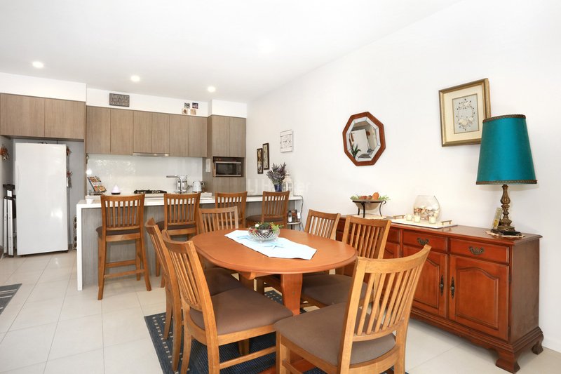 Photo - 16 Sorrento Street, Hope Island QLD 4212 - Image 10