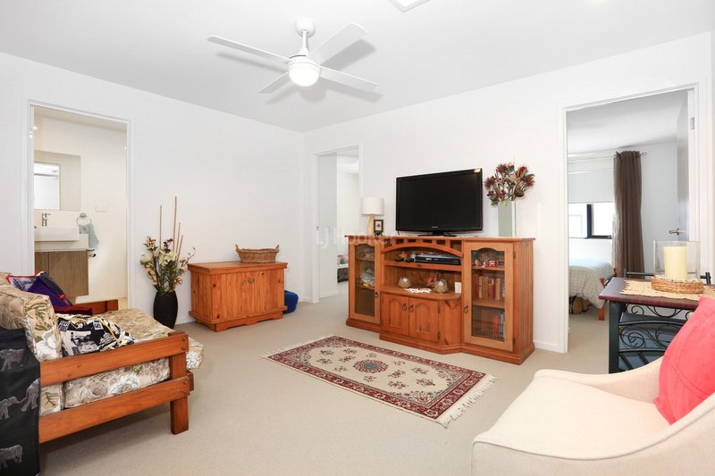 Photo - 16 Sorrento Street, Hope Island QLD 4212 - Image 13