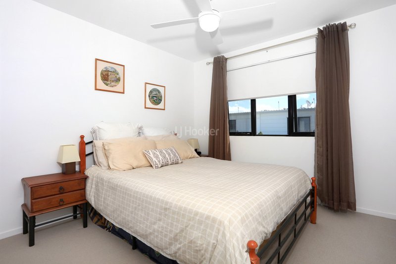 Photo - 16 Sorrento Street, Hope Island QLD 4212 - Image 15