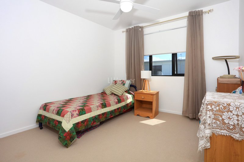 Photo - 16 Sorrento Street, Hope Island QLD 4212 - Image 18