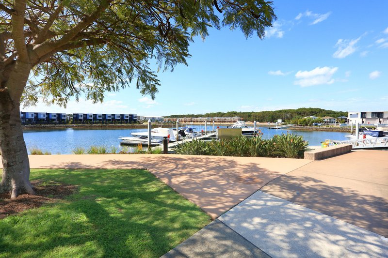 Photo - 16 Sorrento Street, Hope Island QLD 4212 - Image 24