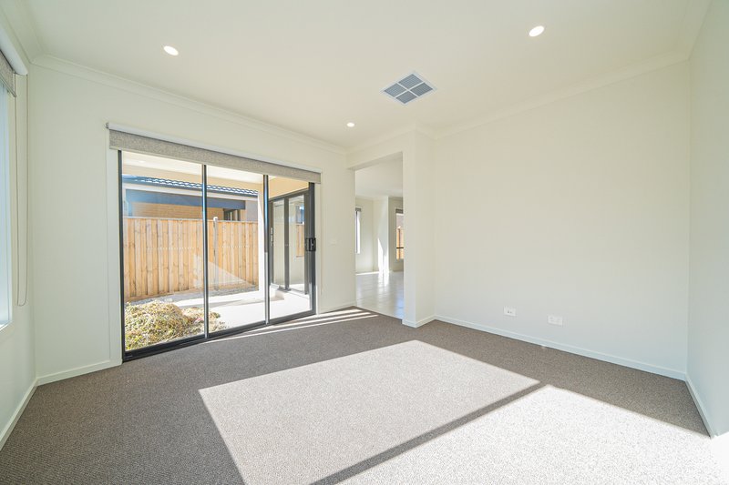 Photo - 16 Spindle Street, Clyde North VIC 3978 - Image 6