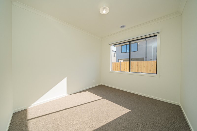 Photo - 16 Spindle Street, Clyde North VIC 3978 - Image 7