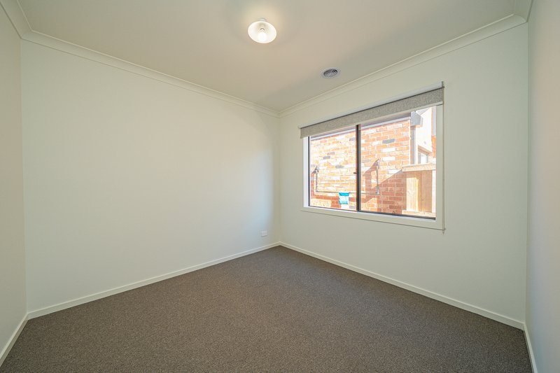 Photo - 16 Spindle Street, Clyde North VIC 3978 - Image 8