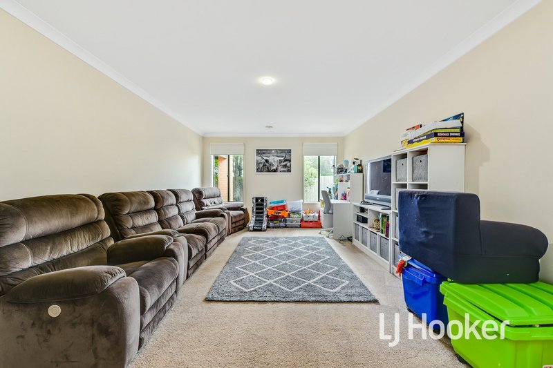 Photo - 16 St Mellion Court, Cranbourne VIC 3977 - Image 2