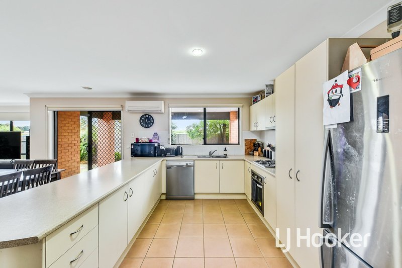 Photo - 16 St Mellion Court, Cranbourne VIC 3977 - Image 3