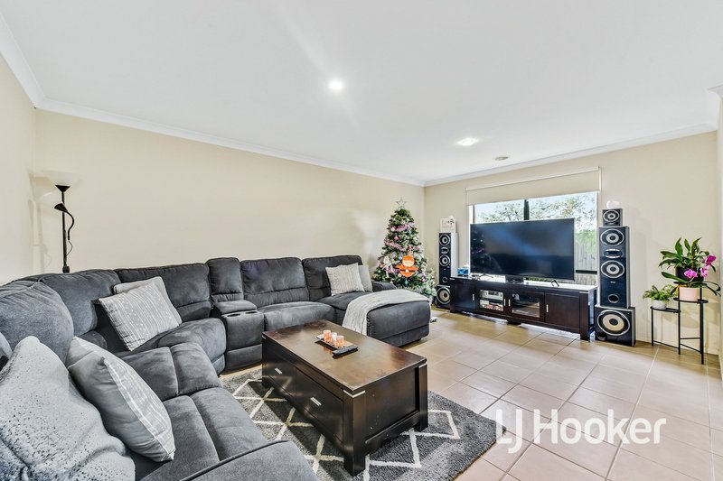 Photo - 16 St Mellion Court, Cranbourne VIC 3977 - Image 6