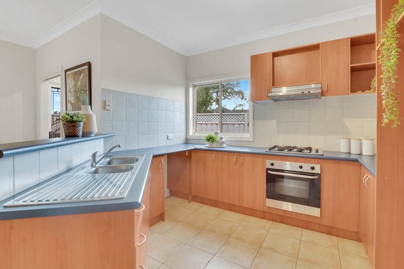 Photo - 16 Stoneleigh Place, Craigieburn VIC 3064 - Image 10