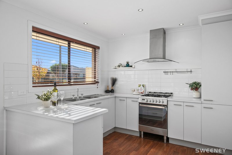 Photo - 16 Sturrock Court, Altona Meadows VIC 3028 - Image 5