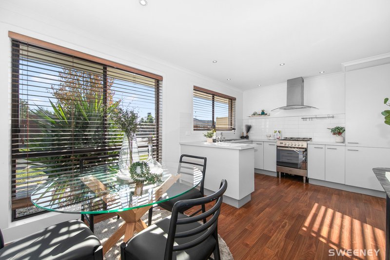 Photo - 16 Sturrock Court, Altona Meadows VIC 3028 - Image 6