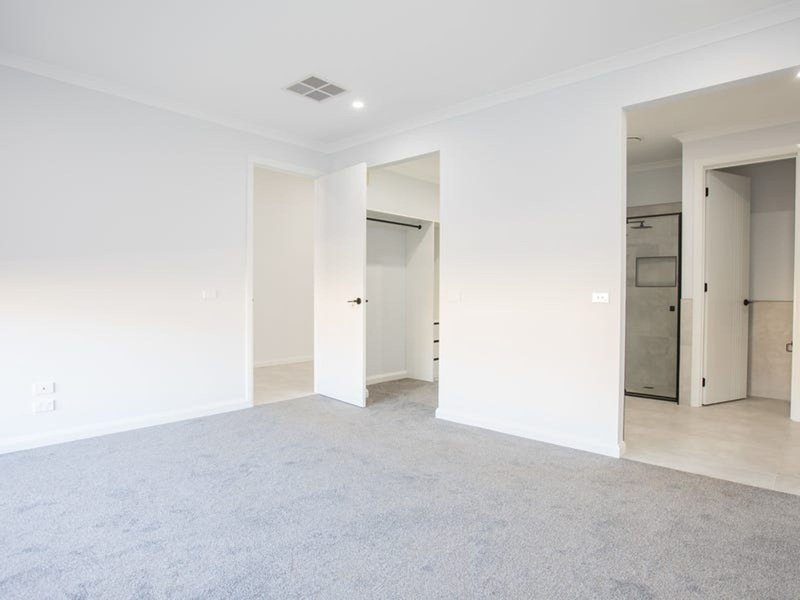 Photo - 16 Sublime Point Road, Bacchus Marsh VIC 3340 - Image 7