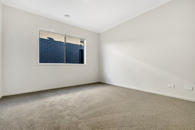 Photo - 16 Sumar Drive, Craigieburn VIC 3064 - Image 11