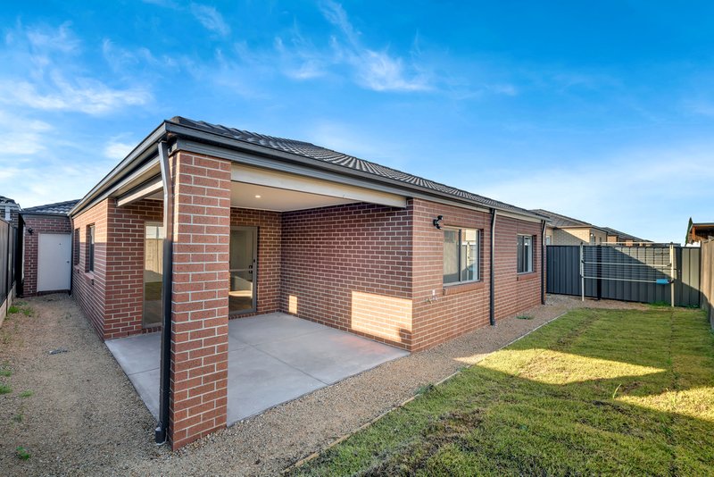 Photo - 16 Sumar Drive, Craigieburn VIC 3064 - Image 14