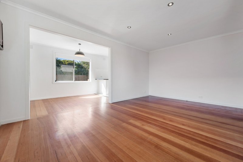 Photo - 16 Tanglewood Street, Kings Park VIC 3021 - Image 3