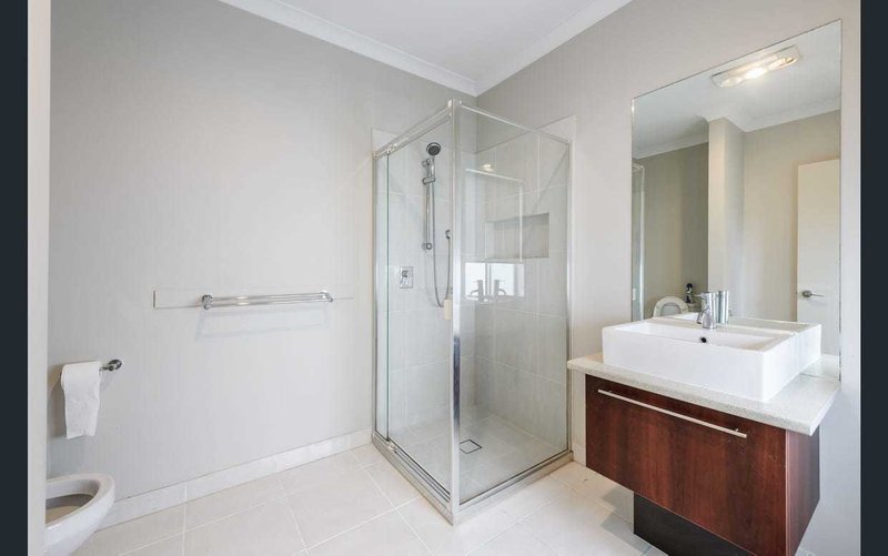 Photo - 16 Thunderbolt Drive, Cranbourne East VIC 3977 - Image 5