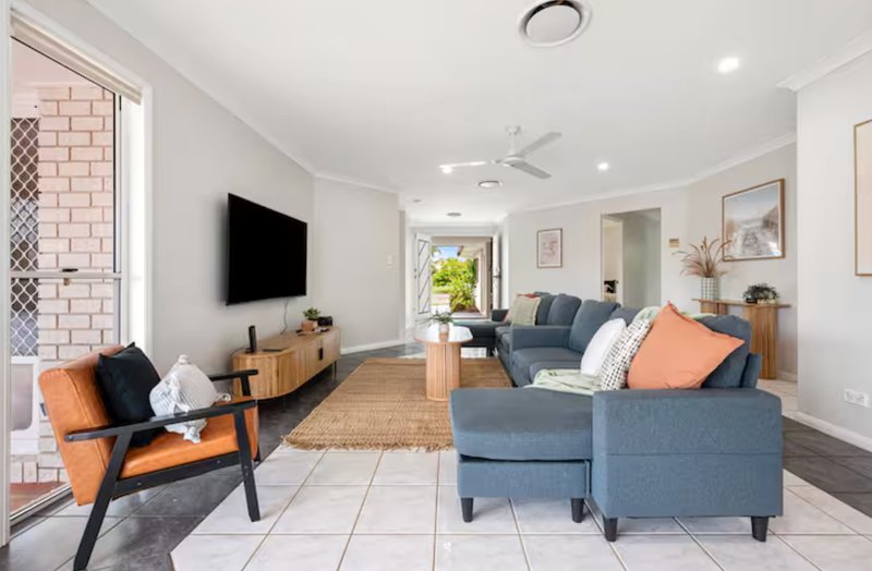 Photo - 16 Topsail Circuit, Banksia Beach QLD 4507 - Image 5