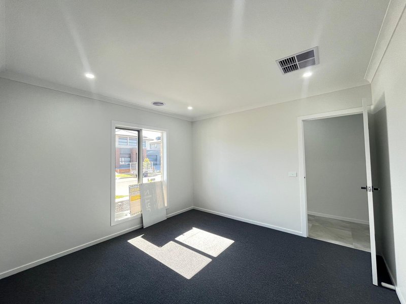 Photo - 16 Traverse Avenue, Tarneit VIC 3029 - Image 4