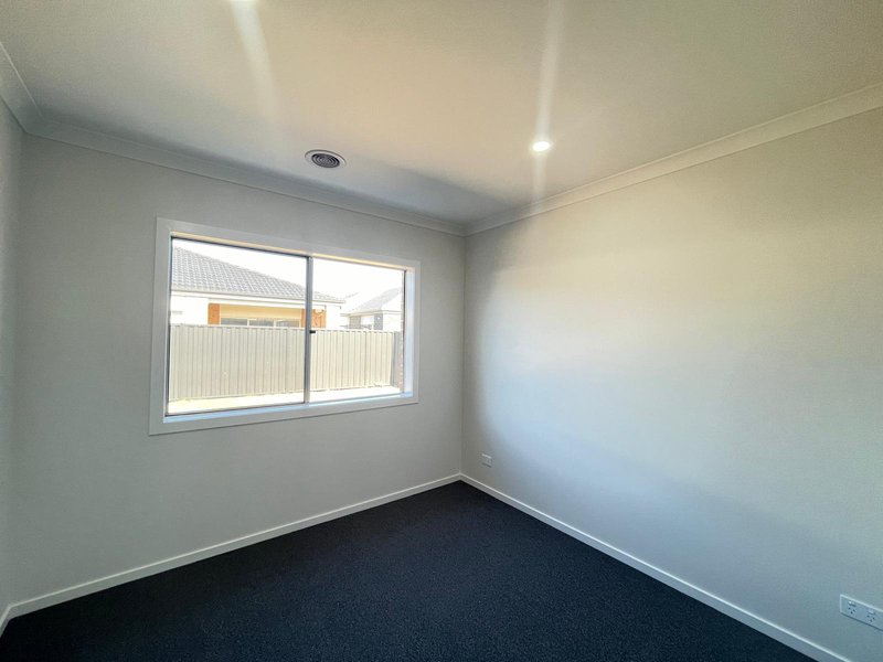 Photo - 16 Traverse Avenue, Tarneit VIC 3029 - Image 9